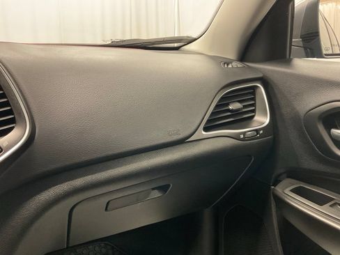 Used 2021 Jeep Cherokee Trailhawk AWD/4WD image 30
