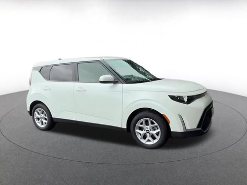 Used 2025 Kia Soul LX w/ LX Technology Package FWD image 2