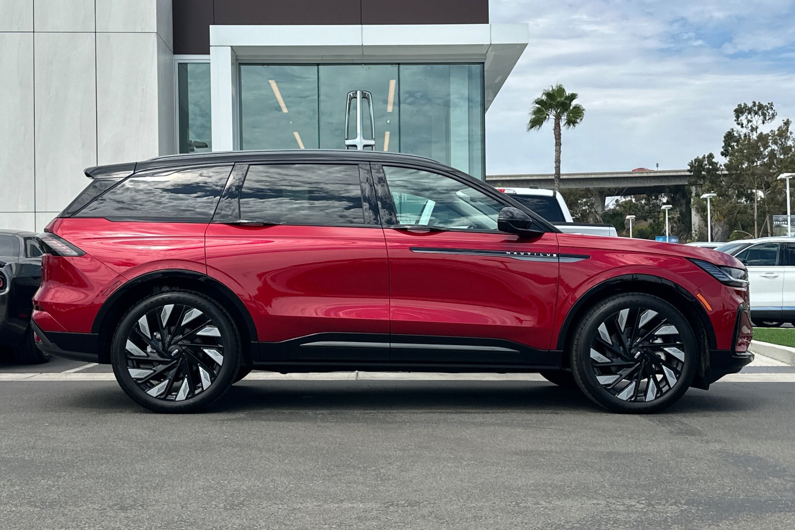 New 2026 Lincoln Nautilus Reserve w/ Jet Appearance Package AWD/4WD image 2