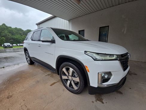 Used 2022 Chevrolet Traverse LT w/ LT Premium Package FWD image 3