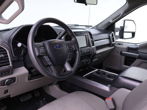 Used 2017 Ford F250 XLT w/ XLT Premium Package image 3