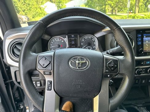 Used 2017 Toyota Tacoma Limited image 18