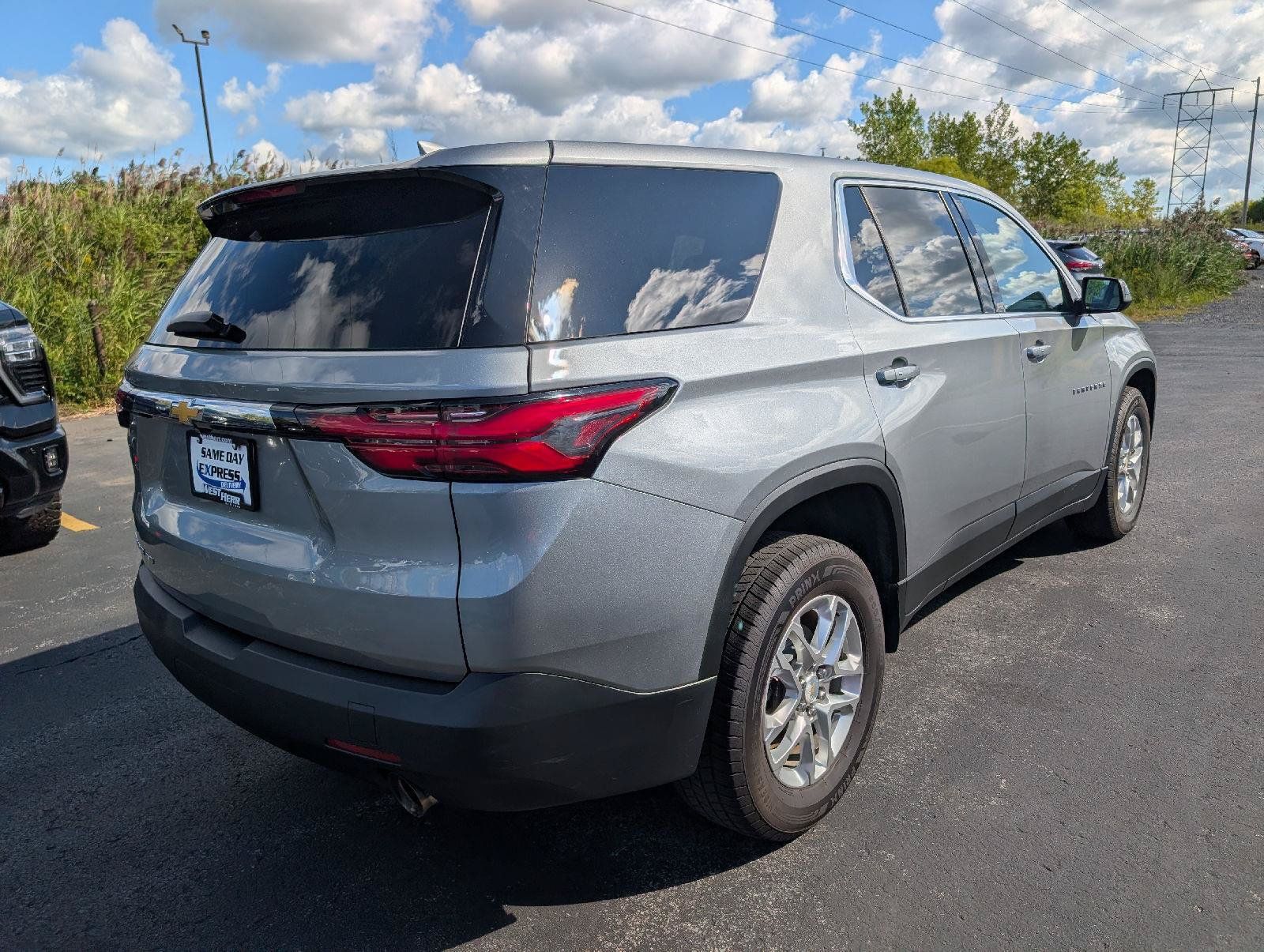 Used 2023 Chevrolet Traverse LS AWD/4WD image 9