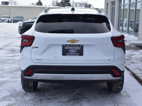 Used 2025 Chevrolet Trax LT w/ LT Convenience Package image 5