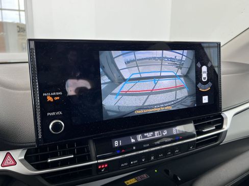 Used 2025 Toyota Sienna XLE image 8