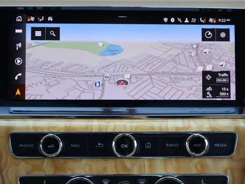 Used 2022 Bentley Bentayga AWD/4WD image 18