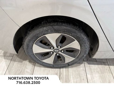 Used 2019 Hyundai Ioniq Electric image 5