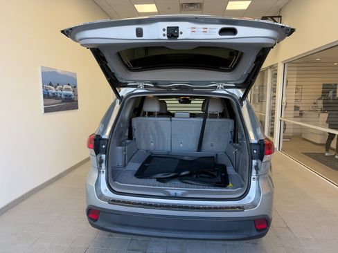 Used 2017 Toyota Highlander SE image 6