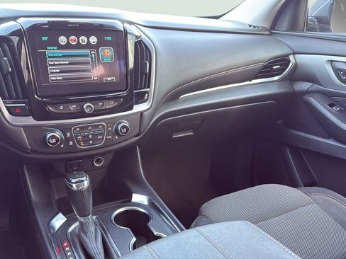 Used 2019 Chevrolet Traverse LT FWD image 17