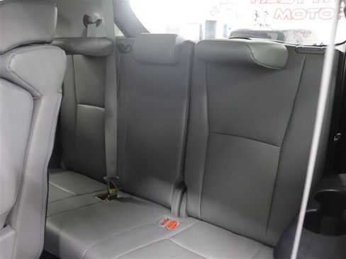 Used 2021 Toyota Highlander XLE AWD/4WD image 18