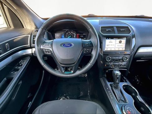 Used 2017 Ford Explorer XLT w/ Equipment Group 201A image 5
