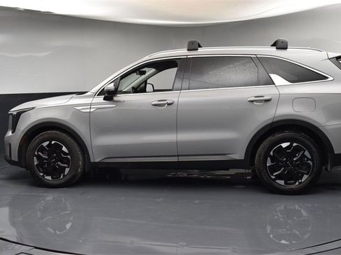 Certified 2025 Kia Sorento S w/ Panoramic Sunroof Package image 5