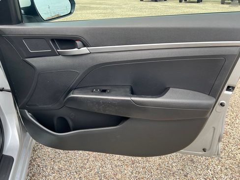 Used 2019 Hyundai Elantra SE w/ Winter Weather Package FWD image 16