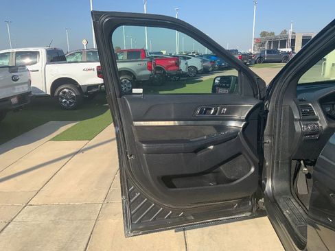 Used 2018 Ford Explorer XLT w/ Equipment Group 202A image 7