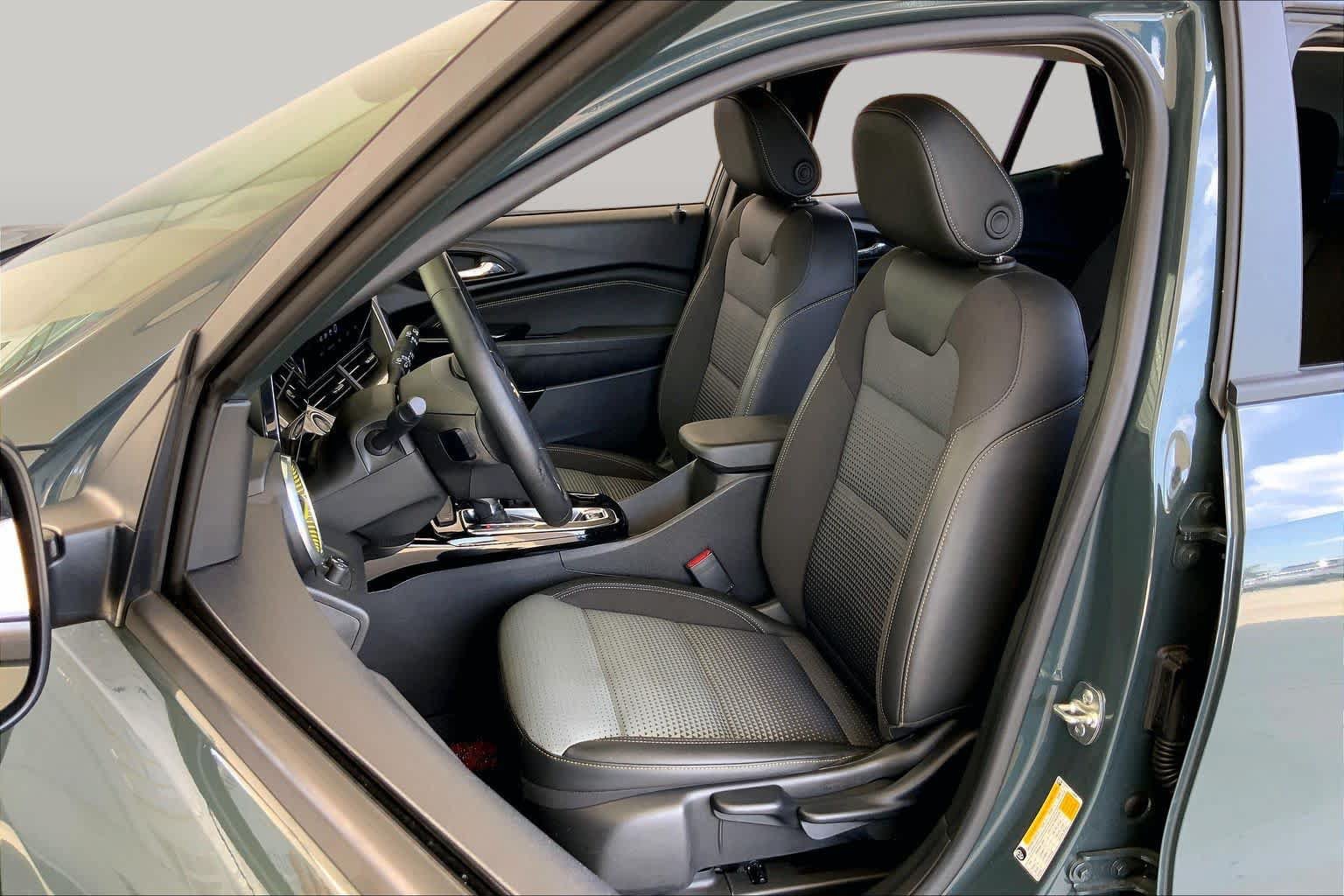 Used 2025 Chevrolet Trax LT w/ LT Convenience Package FWD image 8