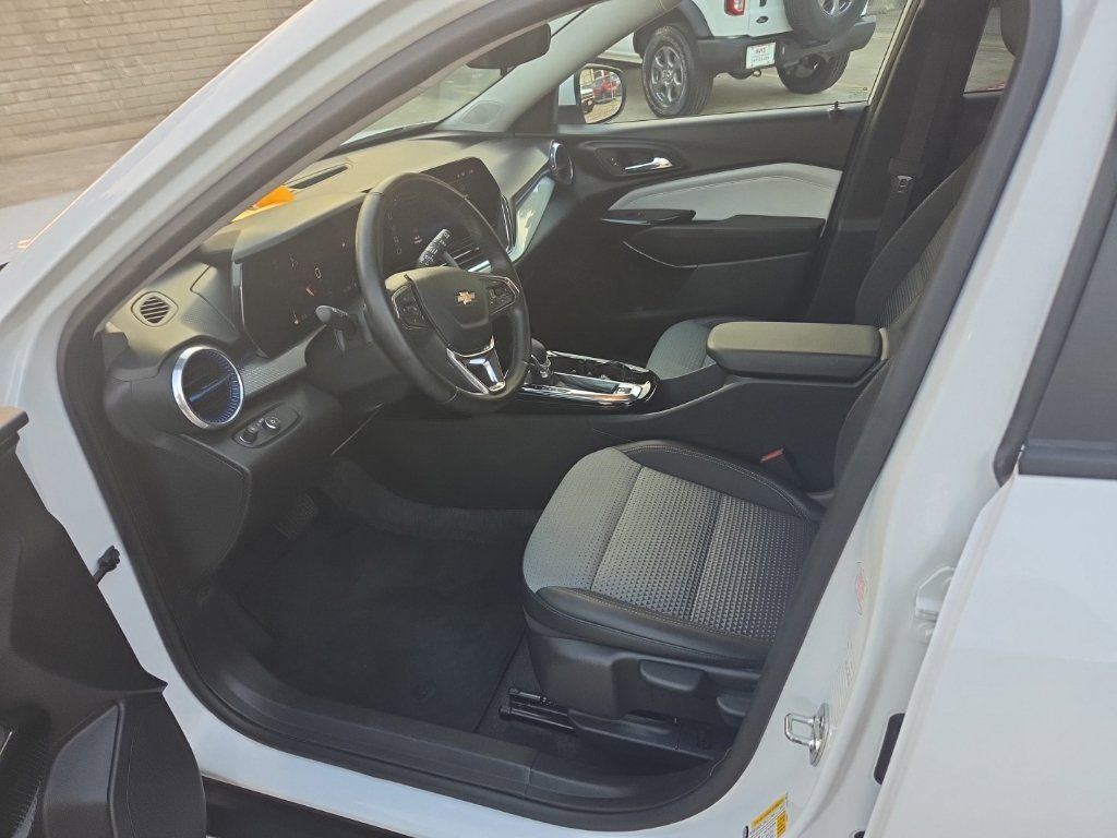 Used 2025 Chevrolet Trax LT w/ LT Convenience Package FWD image 4