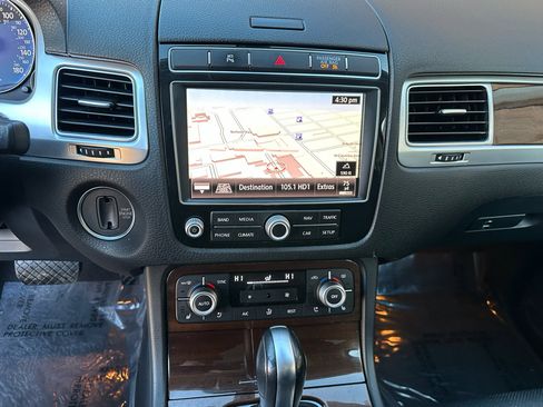 Used 2016 Volkswagen Touareg Sport image 18