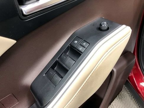 Used 2021 Toyota Highlander XLE AWD/4WD image 14