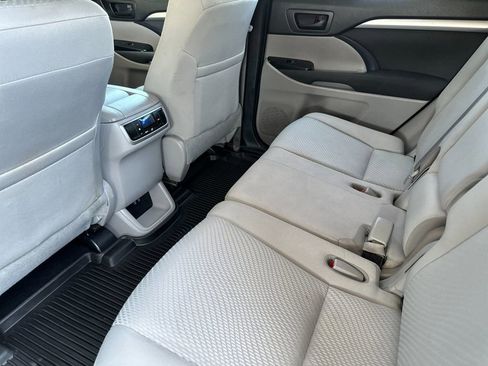 Used 2019 Toyota Highlander LE FWD image 11