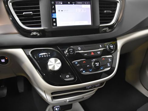 Used 2023 Chrysler Voyager LX FWD image 20