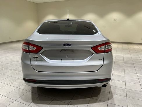 Used 2016 Ford Fusion SE FWD image 4