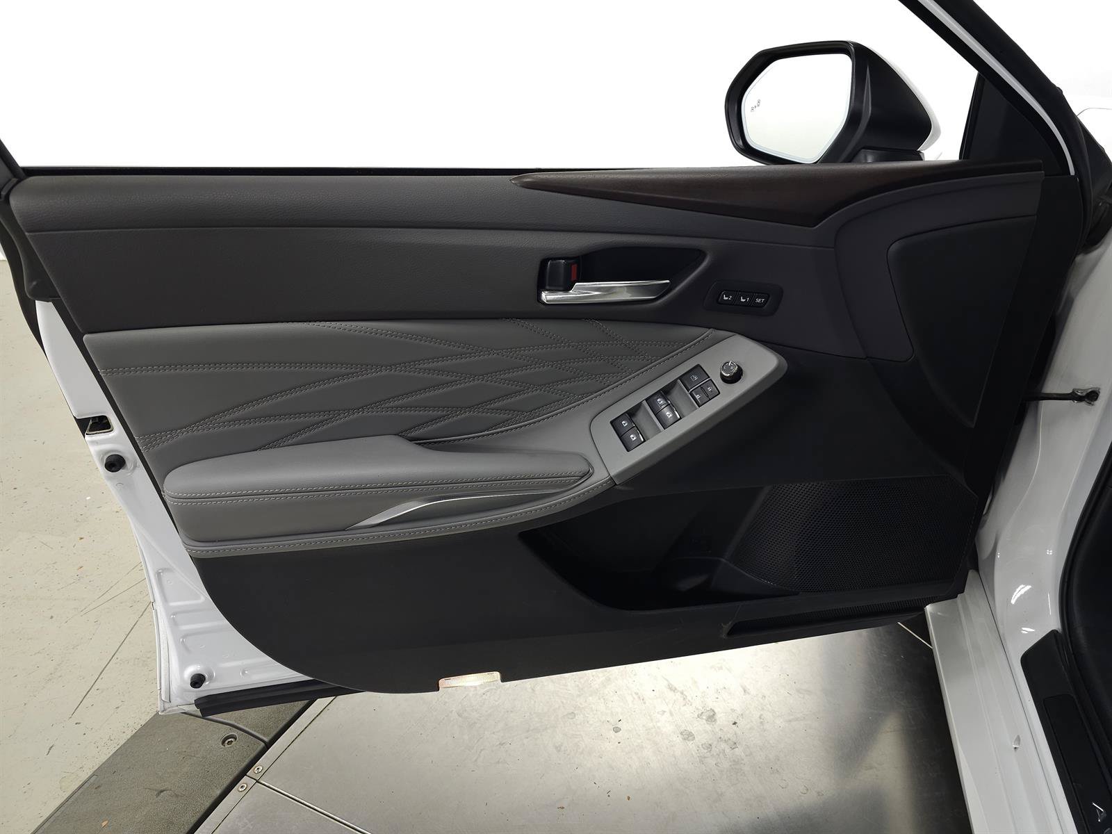 Used 2020 Toyota Avalon Limited w/ All Weather Liner Package FWD image 11