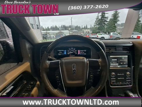 Used 2015 Lincoln Navigator 4WD image 16