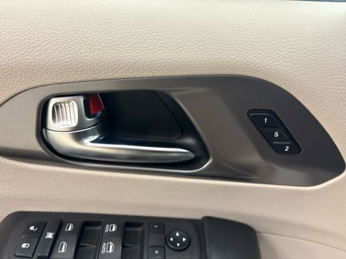 Used 2022 Chrysler Pacifica Touring-L FWD image 23