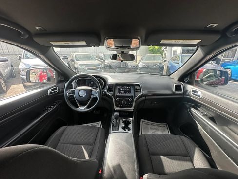 Used 2018 Jeep Grand Cherokee Laredo AWD/4WD image 14