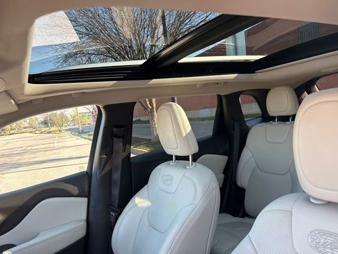 Used 2018 Jeep Cherokee Overland w/ Technology Group image 12