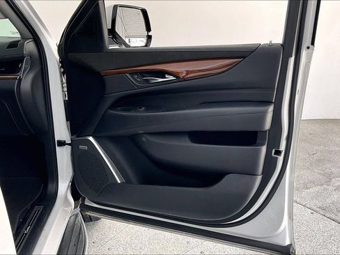Used 2018 Cadillac Escalade Luxury AWD/4WD image 23