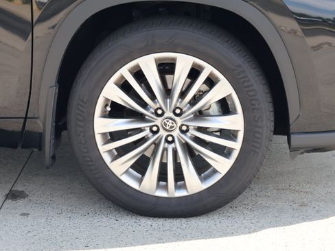 Used 2025 Toyota Highlander Platinum AWD/4WD image 11