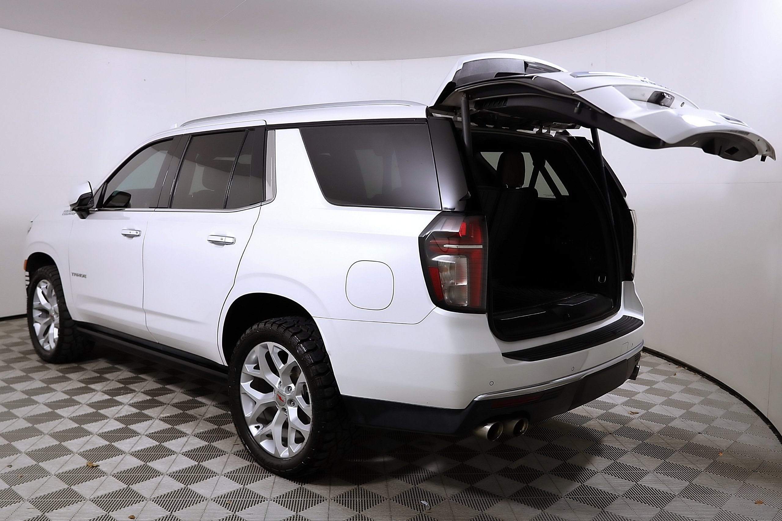 Used 2021 Chevrolet Tahoe High Country w/ Premium Package AWD/4WD image 9