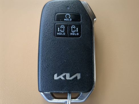 Used 2024 Kia Carnival EX image 31