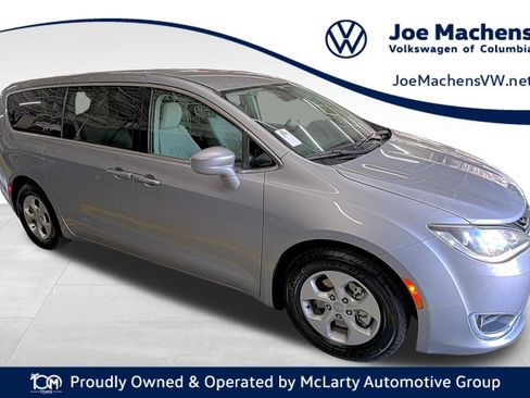 Used 2018 Chrysler Pacifica Touring Plus FWD image 1