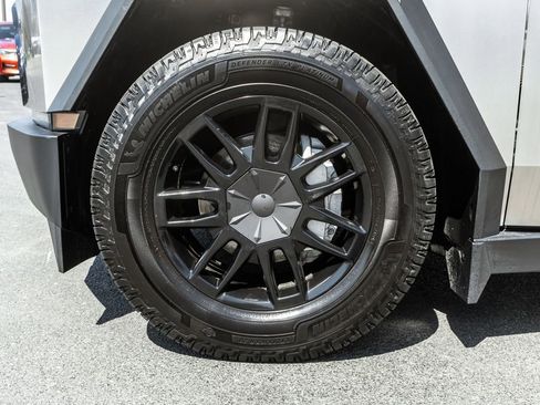 Used 2025 Tesla Cybertruck AWD Crew Cab image 32