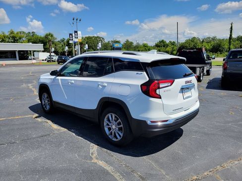 Used 2024 GMC Terrain SLT AWD/4WD image 3