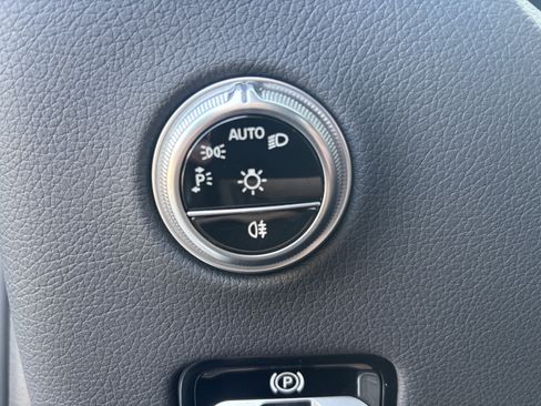 Used 2024 Mercedes-Benz GLC 300 4MATIC image 24