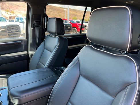 Used 2025 Chevrolet Suburban Premier AWD/4WD image 17