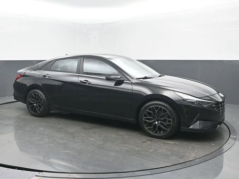 Used 2023 Hyundai Elantra Limited image 7