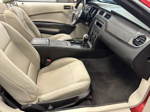 Used 2010 Ford Mustang Convertible image 18