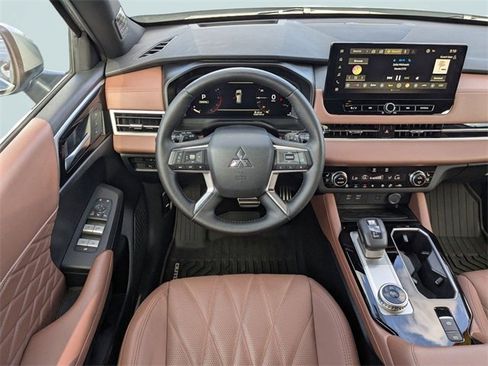 Used 2025 Mitsubishi Outlander SEL image 15