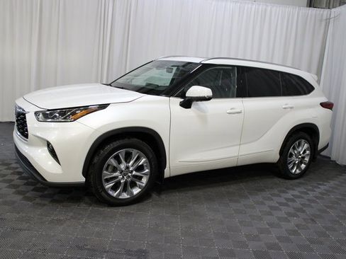 Used 2020 Toyota Highlander Limited image 3