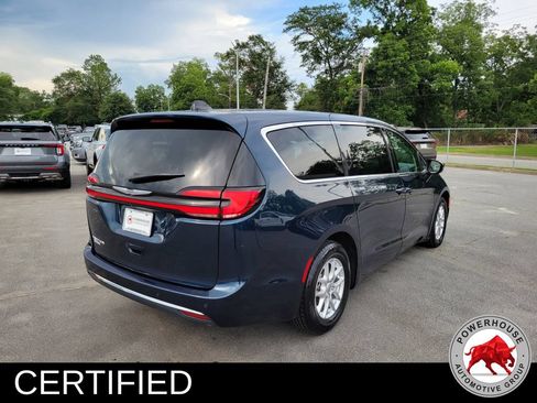 Used 2023 Chrysler Pacifica Touring-L FWD image 5