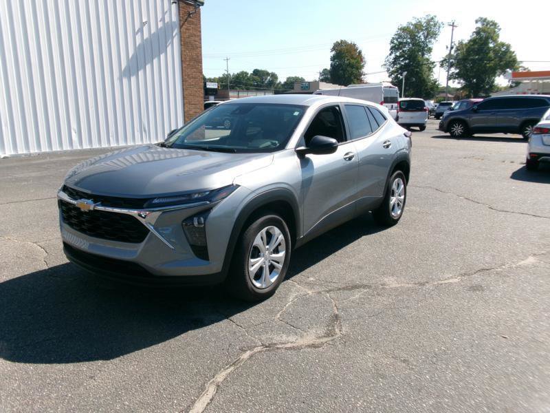 Used 2025 Chevrolet Trax LS w/ Driver Confidence Package FWD image 2