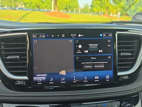 Used 2025 Chrysler Pacifica Limited FWD image 19