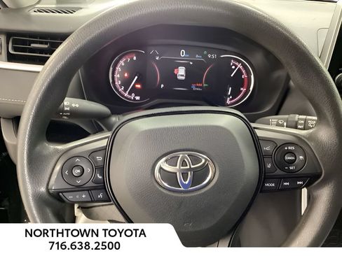 Used 2025 Toyota RAV4 XLE AWD/4WD image 21