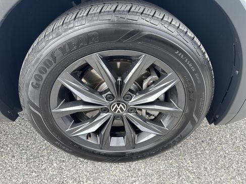 Used 2022 Volkswagen Tiguan SE AWD/4WD image 36