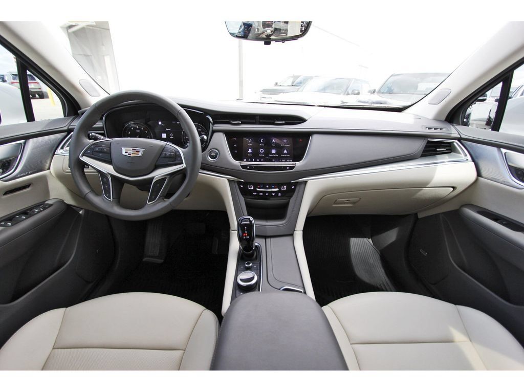 Certified 2023 Cadillac XT5 Premium Luxury w/ Technology Package FWD image 9