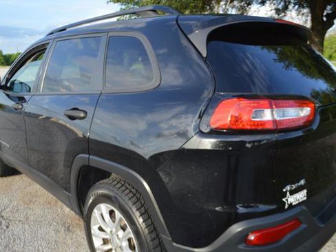 Used 2017 Jeep Cherokee Sport image 5